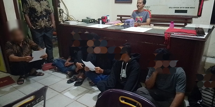 Tujuh remaja di Aceh Singkil diamankan petugas kepolisian saat asyik ngelem (Dok. Polisi).