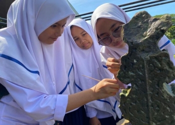 Disbudpar Aceh memberikan edukasi kepada pelajar di Banda Aceh cara merawat caga budaya di Banda Aceh, Rabu. (ANTARA/HO)