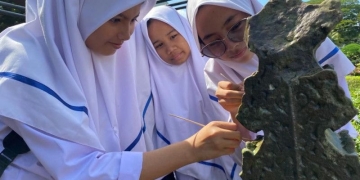 Disbudpar Aceh memberikan edukasi kepada pelajar di Banda Aceh cara merawat caga budaya di Banda Aceh, Rabu. (ANTARA/HO)