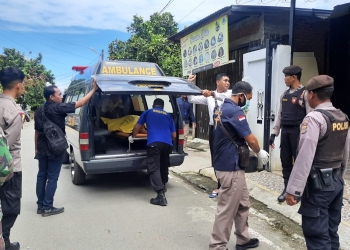 Petugas kepolisian evakuasi jasad Rahmadsyah (51) anggota Polda Aceh (Dok. Polisi).