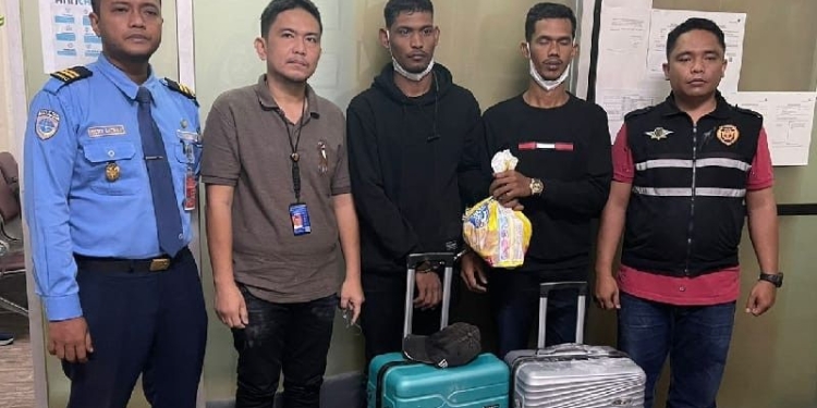 Kedua pemuda MSL dan FSL ( nomor 2 dan 3 dari kanan) yang membawa narkotika jenis sabu ditangkap petugas Polda Sumatera Utara. (Foto:ANTARA/HO)