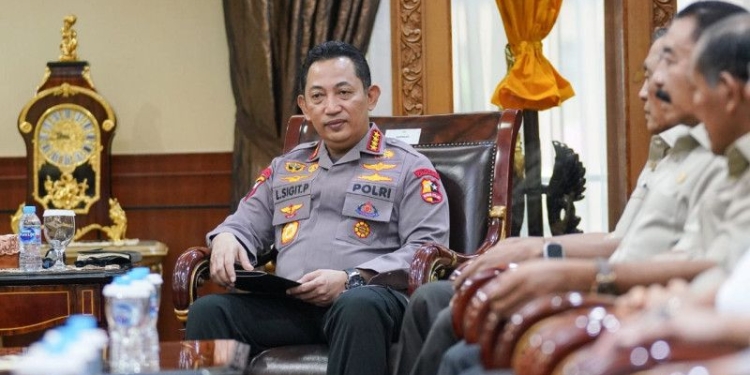 Kapolri Jenderal Pol Listyo Sigit Prabowo menerima kunjungan mantan kapolri dan sejumlah purnawirawan di Mabes Polri, Jakarta, Jumat (28/10/2022). ANTARA/Laily Rahmawaty
