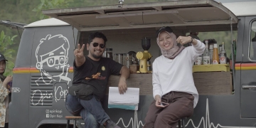 Cerita Film Hikayat Waroeng Kupi di warung modern sekelas coffee truck (Dok. Disbudpar Aceh).