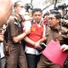 Mantan Kadiv Propam Polri Ferdy Sambo (tengah) dikawal petugas menuju kendaraan taktis saat proses pelimpahan berkas perkara tahap dua di Gedung Kejaksaan Agung, Jakarta, Rabu (5/10/2022). (ANTARA FOTO/Indrianto Eko Suwarso/aww)