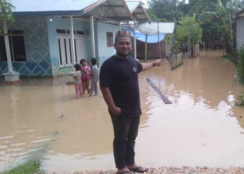 Kepala Desa Alue Ie Mirah Romi Syahputra menunjukkan rumah warga yang terendam banjir di Desa Alue Ie Mirah, Kecamatan Indra Makmur, Kabupaten Aceh Timur, Sabtu (1/10/2022) ANTARA/HO