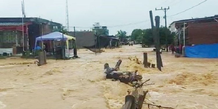 Banjir menggenangi jalan dan permukiman warga di Kabupaten Aceh Timur, Provinsi Aceh, Sabtu (8/10/2022). (ANTARA/HO BPBD)