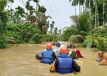 Polisi mengevakuasi warga yang terdampak banjir di Kabupaten Aceh Utara, Rabu (5/10/2022). ANTARA/HO-Bidang Humas Polda Aceh