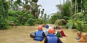 Polisi mengevakuasi warga yang terdampak banjir di Kabupaten Aceh Utara, Rabu (5/10/2022). ANTARA/HO-Bidang Humas Polda Aceh