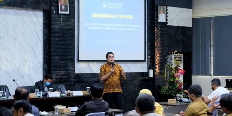 Sejumlah camat dan lurah mengikuti acara Bimbingan Teknis Tata Kelola Manajemen Keamanan Informasi di Pemkot Surabaya, Selasa (11/10/2022). (ANTARA/HO-Diskominfo Surabaya)