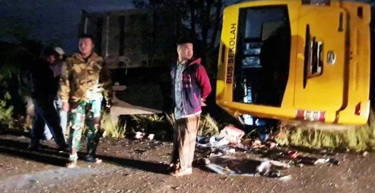 Bus usai mengalami kecelakaan maut dengan truk di Jalan KKA - Bener Meriah Kilometer 34, di Desa Alue Dua, Kecamatan Nisam Antara, Kabupaten Aceh Utara, Minggu (9/10/2022). ANTARA/HO