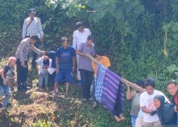 Bhabinkamtibmas Nagari Maninjau Bripka Heriyanto dan Bhabinkamtibmas Nagari Koto Gadang Aiptu Suhirman, Wali Jorong Kukuban dan warga mengevakuasi korban. ANTARA/HO-Dok Humas Polres Agam