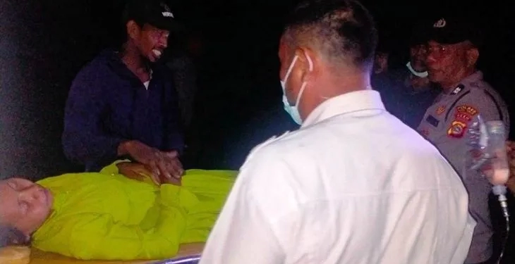 Polisi dan petugas medis mengevaksuasi warga tersambar petir di Gampong Blang Seunong, Kecamatan Pante Bidari, Kabupaten Aceh Timur, Selasa (18/10/2022). ANTARA/HO