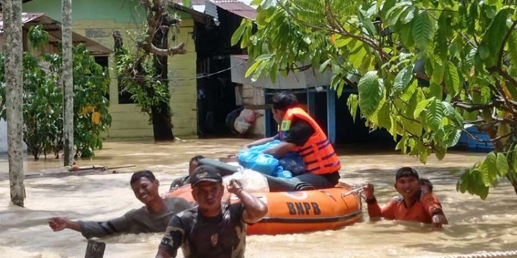 Petugas mengevakuasi korban yang terjebak banjir di Kota Langsa, Aceh, Jumat (21/10/2022). ANTARA/HO