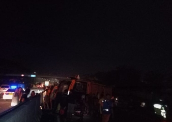 Kecelakaan bus bernomor polisi AA 1688 ED menabrak pembatas jalan di KM 762.800/B ruas tol Kejapanan arah Sidoarjo, Senin (10/10/2022). (ANTARA/HO-PJR Polda Jatim)