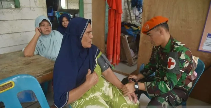 Korban banjir mendapatkan pelayanan kesehatan di Kecamatan Lhoksukon, Kabupaten Aceh Utara, Sabtu (8/10/2022). ANTARA/Dedy Syahputra