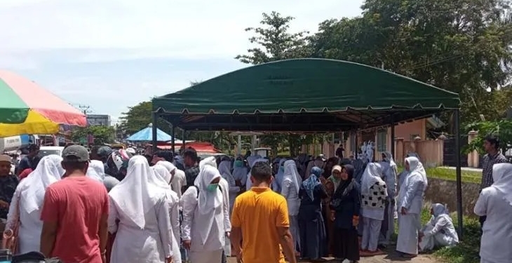 Ratusan nakes sukarela mogok kerja di depan RSUD Cut Meutia Kabupaten Aceh Utara di Desa Buket Rata, Kecamatan Blang Mangat, Kota Lhokseumawe, Selasa (11/10/2022). ANTARA/Dedy Syahputra