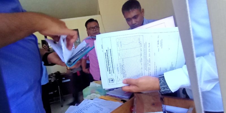 Petugas kepolisian memeriksa berkas yang ada di ruang Kepala UPTD Pasar di Kantor Dinas Perdagangan Kota Mataram, NTB, Selasa (11/10/2022). (ANTARA/Dhimas B.P.)