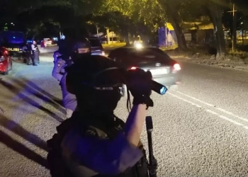 Polisi melakukan patroli didaerah rawan kriminalitas didalam wilayah hukum Polres Lhokseumawe, sebagai upaya untuk menekan angka kriminalitas dijalanan, Minggu malam (19/5). (Antara/ Dok: Polres Lhokseumawe)