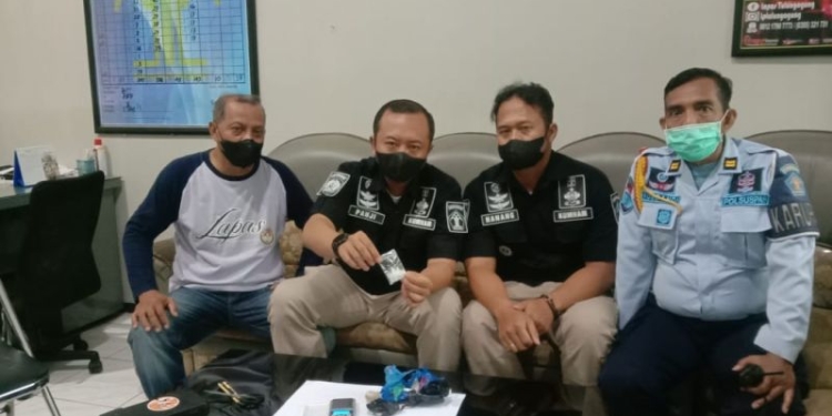 Petugas dari kepolisian dan sipir menunjukkan barang bukti narkoba jenis sabu yang diduga dilempar dari luar tembok penjara di LP Klas IIB Tulungagung, Senin (17/10/2022) (ANTARA/HO - IST)