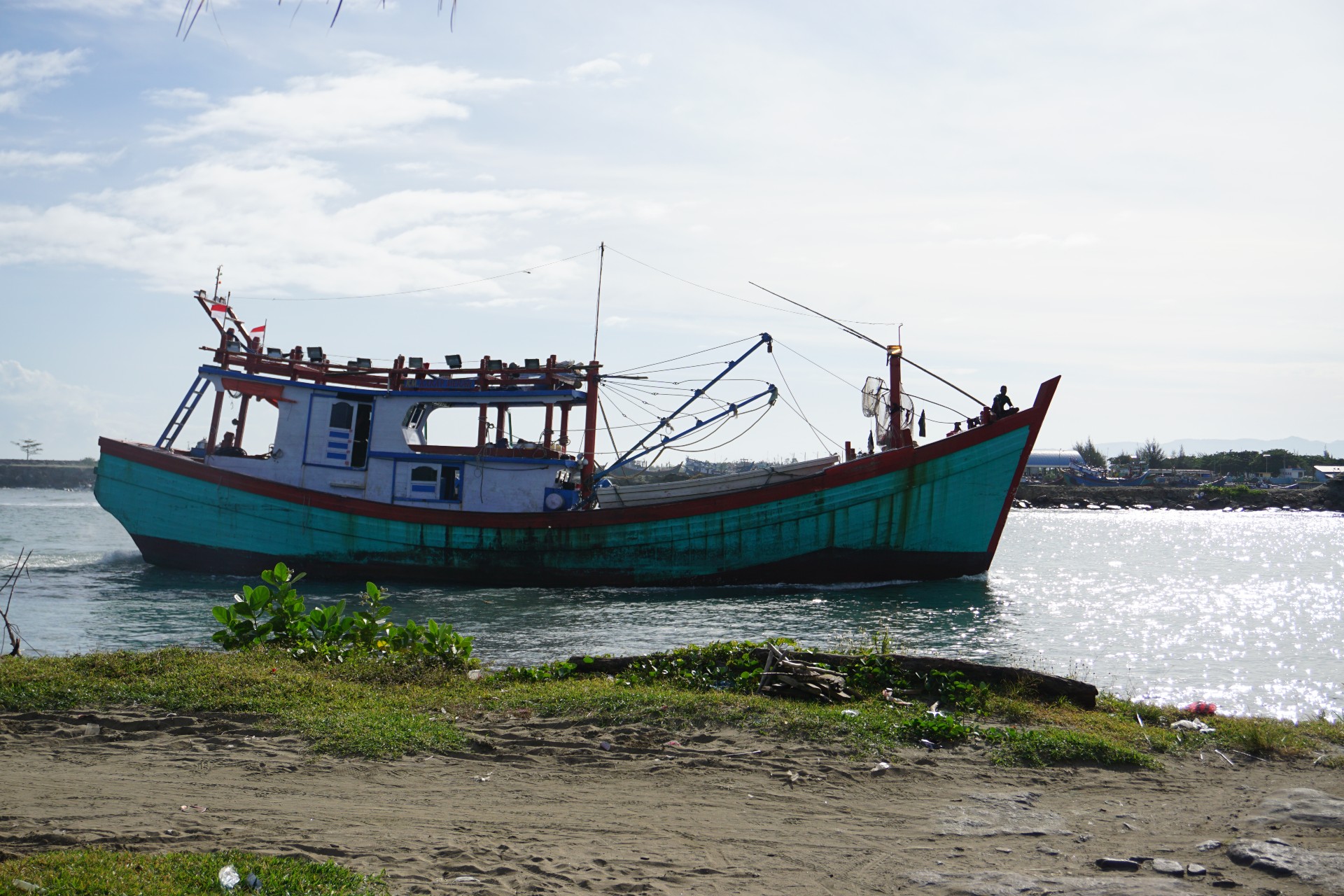 Kapal nelayan pulang dari berlayar, memasuki muara krueng Aceh (Doc. ALIBI.id).