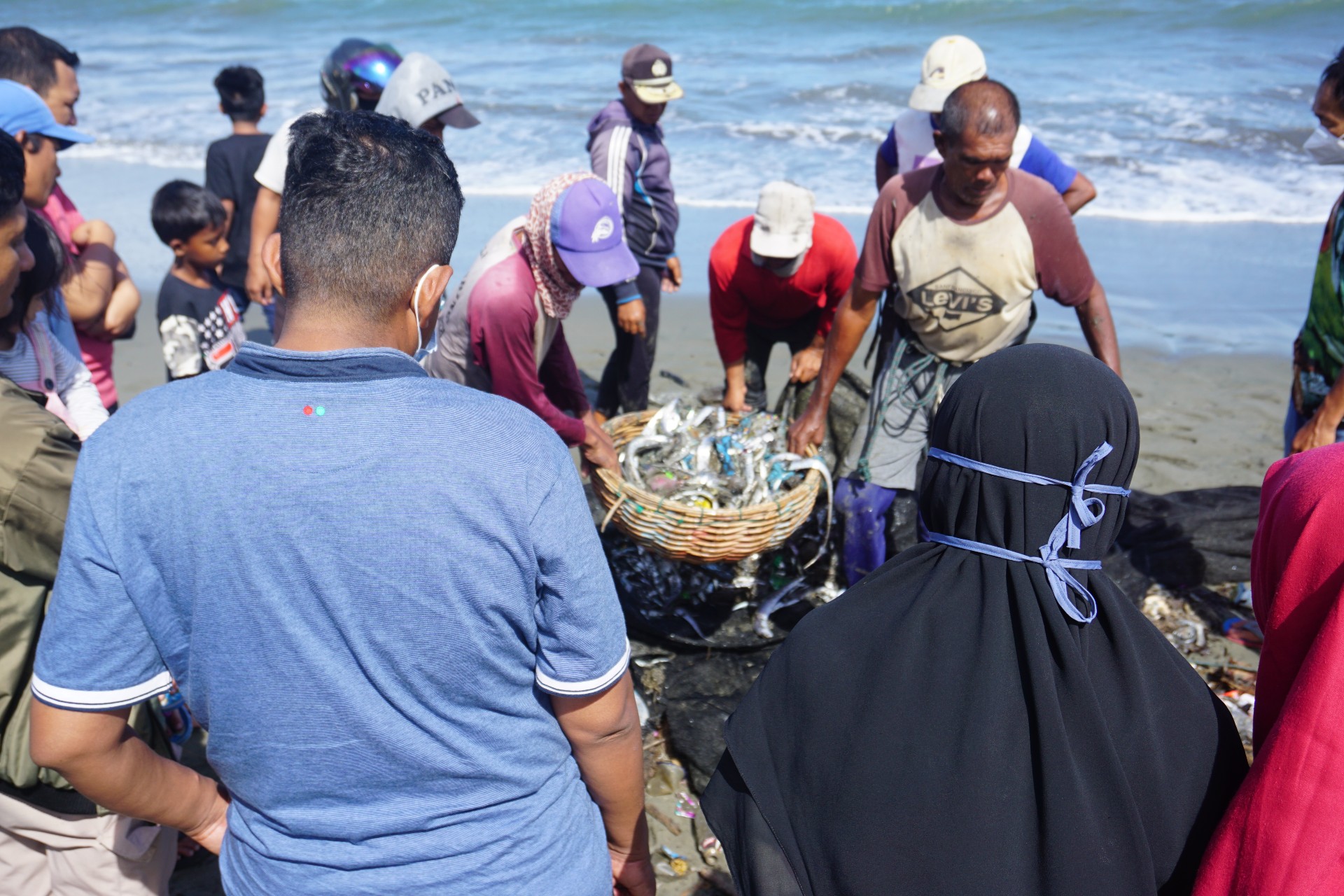 Pengunjung memadati pesisir Gampong Jawa untuk menyaksikan prosesi tarek pukat (Doc. ALIBI.id).