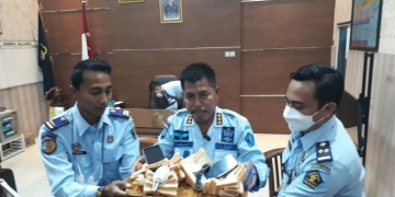 Petugas saat ungkap kasus roti berisi telepon seluler yang hendak diselundupkan kepada tahanan narkoba di Lapas Kelas II A Kediri, Jawa Timur. ANTARA/ Asmaul