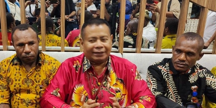 Salah satu pengacara Gubernur Papua, Aloysius Renwarin saat memberi keterangan pers, Kamis (3/11/2022) malam di Jayapura. ANTARA/Evarukdijati
