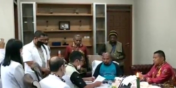 Tim dokter KPK saat melakukan pemeriksaan kesehatan terhadap Gubernur Papua Luka Enembe di Jayapura, Kamis (4/11). (ANTARA/HO/Dokumen Pribadi)