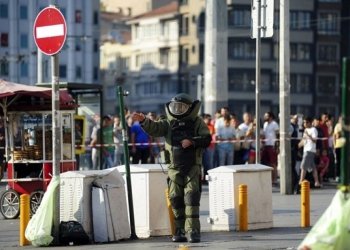 Arsip - Petugas penjinak bom memperingatkan warga untuk menjauh saat ia mulai memeriksa paket mencurigakan di Lapangan Taksim di pusat kota Istanbul, Turki, Minggu (26/7). Polisi Turki meledakkan paket mencurigakan yang ditemukan di Lapangan Taksim, di pintu masuk pusat perbelanjaan kota dan trotoar pejalan kaki di Istiklal. (REUTERS/Yagiz Karahan )