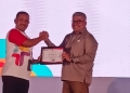 Sekda Aceh, Bustami, menerima sertifikat penghargaan yang diberikan Kepada Provinsi Aceh, sebagai Stand Terbaik Kategori Pemerintah, yang diserahkan langsung oleh Deputi Bidang Koordinasi dan Supervisi KPK, Brigjen Didik Agung Widjanarko pada acara penutupan Road to HAKORDIA 2022 di Medan, Rabu (30/11/2022). (Dok. Humas Pemerintah Aceh)