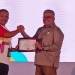 Sekda Aceh, Bustami, menerima sertifikat penghargaan yang diberikan Kepada Provinsi Aceh, sebagai Stand Terbaik Kategori Pemerintah, yang diserahkan langsung oleh Deputi Bidang Koordinasi dan Supervisi KPK, Brigjen Didik Agung Widjanarko pada acara penutupan Road to HAKORDIA 2022 di Medan, Rabu (30/11/2022). (Dok. Humas Pemerintah Aceh)
