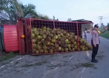 Truk pengangkut gas LPG 3 kilogram terbalik di ruas Jalan Takengon-Bireuen pada kawasan Kecamatan Pintu Rime Gayo, Kabupaten Bener Meriah, Selasa (8/11/2022). (ANTARA/HO-Dok. Satlantas Polres Bener Meriah)