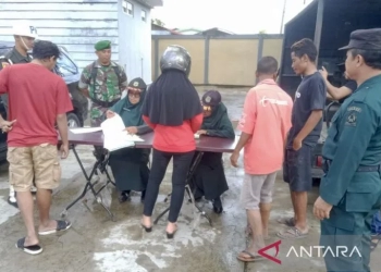 Sejumlah warga terjaring razia busana ketat dan tidak islami yang digelar oleh tim gabungan di ruas Jalan Sisingamangaraja Meulaboh, Kabupaten Aceh Barat, Kamis (24/11/2022). (ANTARA/Teuku Dedi Iskandar)