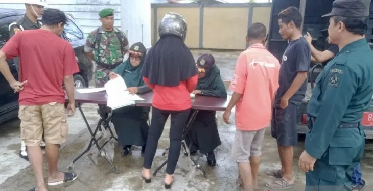 Sejumlah warga terjaring razia busana ketat dan tidak islami yang digelar oleh tim gabungan di ruas Jalan Sisingamangaraja Meulaboh, Kabupaten Aceh Barat, Kamis (24/11/2022). (ANTARA/Teuku Dedi Iskandar)