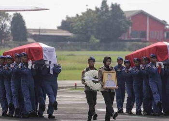 Sejumlah anggota Polri mengusung peti jenazah kopilot helikopter milik Polri NBO-105 Briptu M. Lasminto dan peti jenazah mekanik helikopter milik Polri NBO-105 Bripda Khairul Anam saat upacara penyerahan jenazah di Lapangan Terbang Polisi Udara, Pondok Cabe, Tangerang Selatan, Banten, Rabu (30-11-2022). Briptu M. Lasminto dan Bripda Khairul Anam merupakan dua dari empat korban helikopter milik Polri NBO-105 yang jatuh di Peraiaran Manggar, Kepulauan Bangka Belitung, Minggu (27-11-2022). ANTARA FOTO/Fauzan/rwa.