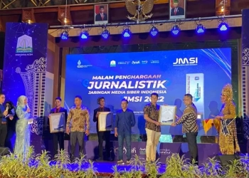 Jurnalis deks TV LKBN Antara Aprizal Rachmad menerima pengharaan juara ketiga kategori video dalam Anugerah Jurnalistik JMSI 2022 di Anjong Mon Mata, Banda Aceh, Jumat (11/11/2022). (ANTAR/Khalis Surry)