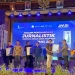 Jurnalis deks TV LKBN Antara Aprizal Rachmad menerima pengharaan juara ketiga kategori video dalam Anugerah Jurnalistik JMSI 2022 di Anjong Mon Mata, Banda Aceh, Jumat (11/11/2022). (ANTAR/Khalis Surry)