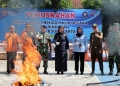 Kepala Kantor Bea dan Cukai Surakarta Yetty Yulianty (tengah) memimpin pemusnahan barang ilegal dengan cara dibakar di halaman Kantor Bea Cukai Surakarta, Jawa Tengah, Selasa, (22/11/2022). (ANTARA/Bambang Dwi Marwoto)