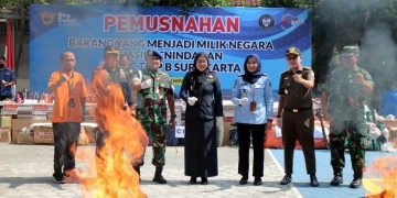 Kepala Kantor Bea dan Cukai Surakarta Yetty Yulianty (tengah) memimpin pemusnahan barang ilegal dengan cara dibakar di halaman Kantor Bea Cukai Surakarta, Jawa Tengah, Selasa, (22/11/2022). (ANTARA/Bambang Dwi Marwoto)
