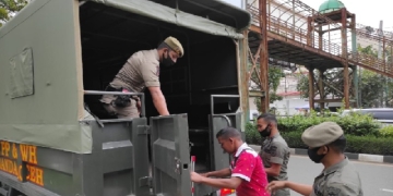 Ilustrasi - Petugas Satpol PP saat membawa gepeng, di Banda Aceh (ANTARA/HO/Satpol PP/WH Banda Aceh)