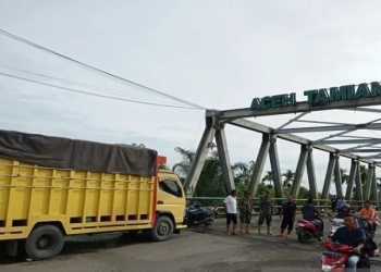 Petugas gabungan mengatur arus lalu lintas di ujung jembatan Kota Kuala Simpang, Aceh Tamiang agar tidak terjadi penumpukan kendaraan di pusat kota, Kamis (3/11/2022). ANTARA/Dede Harison