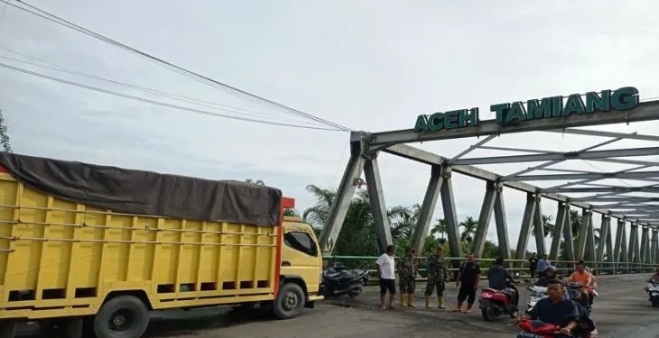 Petugas gabungan mengatur arus lalu lintas di ujung jembatan Kota Kuala Simpang, Aceh Tamiang agar tidak terjadi penumpukan kendaraan di pusat kota, Kamis (3/11/2022). ANTARA/Dede Harison