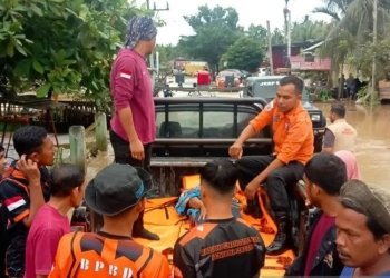 Petugas mengevakuasi korban banjir wilayah di Kecamatan Makmur, Kabupaten Bireuen, Sabtu (19/11/2022). (ANTARA/HO-BPBD Bireuen)