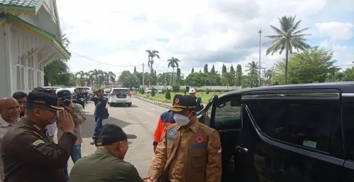 Kepala BNPB Letjen TNI Suharyanto disambut Bupati Mursil, Wabup HT Insyafuddin dan unsur Forkopimda Aceh Tamiang saat tiba di Pendopo Bupati Kota Kuala Simpang, Selasa (8/11/2022). ANTARA/Dede Harison