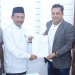 Asisten Pemerintahan dan Keistimewaan Aceh, M. Jafar, menyerahkan Surat Keputusan (SK) Pengangkatan Ketua Badan Reintegrasi Aceh (BRA) yang baru kepada Suhendri, di Kantor Gubernur Aceh, Banda Aceh, Jumat (25/11/2022). (Dok. Humas Aceh)