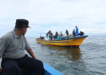 Pj Bupati Aceh Jaya, Nurdin meninjau pemasangan alat tangkap ramah lingkungan bersama nelayan Lhok Rigaih Kecamatan Setia Bakti Aceh Jaya, Sabtu (19/11/2022) (ANTARA/HO)