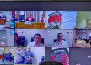 Bupati Non-aktif Pemalang Mukti Agung Wibowo tampak dalam layar monitor saat diperiksa sebagai saksi dalam sidang dugaan suap seleksi jabatan di Pengadilan Tipikor Semarang, Senin. (ANTARA/ I.C.Senjaya)