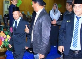 Bupati Mursil (tiga dari kanan) berjalan keluar dari gedung DPRK didampingi sejumlah anggota dewan usai menghadiri paripurna agenda usul pemberhentian Bupati dan Wakil Bupati Aceh Tamiang masa jabatan 2017-2022, Senin (28/11/2022). ANTARA/Dede Harison
