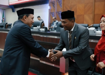 Asisten Pemerintahan dan Keistimewaan Aceh, M. Jafar, mewakili Pemerintah Aceh, saat menyampaikan ucapan selamat kepada Edy Asaruddin, usai dilantik sebagai anggota DPRA, Jum'at (11/11/2022).