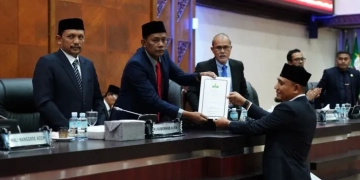 Ketua Banleg DPRA Mawardi saat menyerahkan dokumen prolegda 2023 kepada Ketua DPRA Saiful Bahri dalam sidang paripurna, di Banda Aceh, Jumat (11/11/2022) (ANTARA/HO/Humas DPRA)